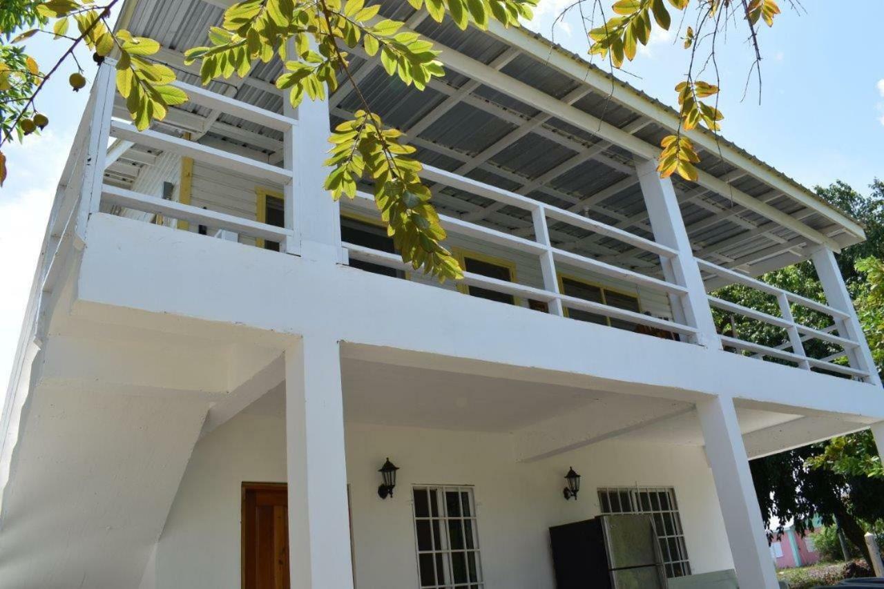 Lydia'S Guesthouse Placencia Exterior photo
